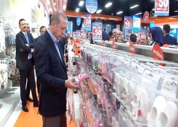 فيديو .. أردوغان يصر على دفع ثمن هدية اشتراها لحفيدته
