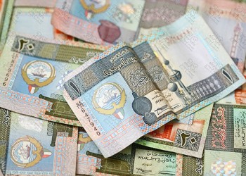 رسوم التحويلات المالية تزيد الضغوط على الوافدين بالكويت