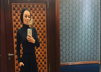 الناطقة باسم الخارجية الروسية ترتدي الحجاب أثناء زيارة السعودية