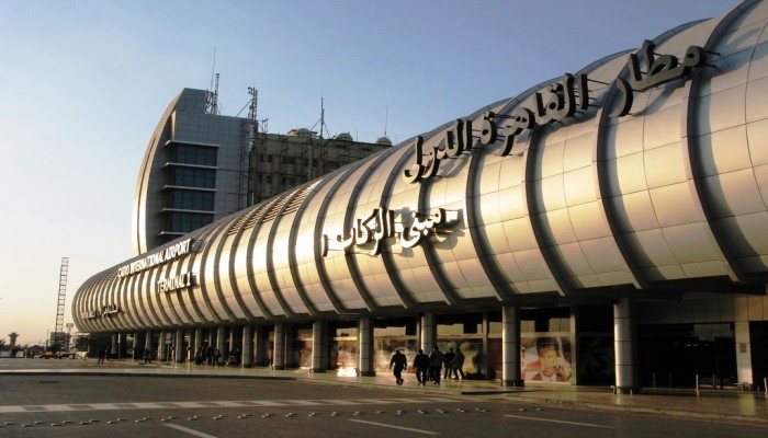 عطل فني بمطار القاهرة يكشف لغز سرقة «جوال» سعودي