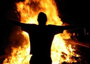 شاب من «بدون» الكويت يشعل النار بنفسه لصعوبة الحياة