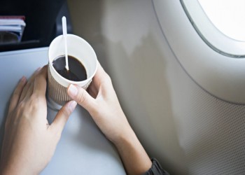 عالم يحذر من شرب القهوة والشاي على متن الطائرات