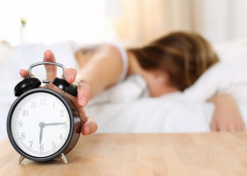 دراسة: استيقاظ المرأة مبكرا يقلل إصابتها بسرطان الثدي