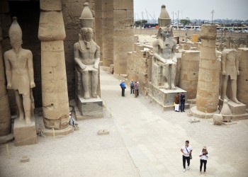 "كورونا" يهدد صناعة السياحة في مصر