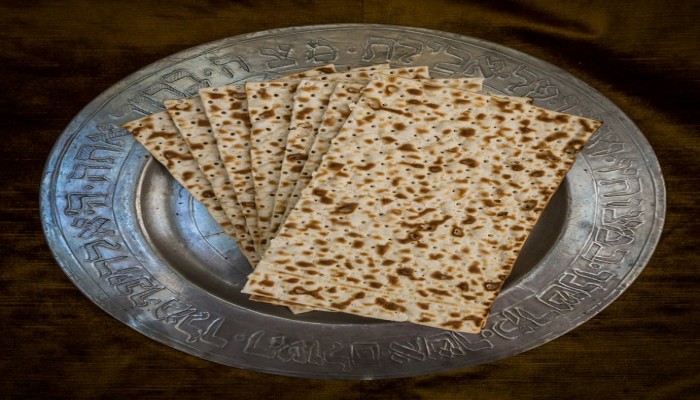 نقل خبز الماتسا من إسرائيل إلى يهود مصر للاحتفال بعيد الفصح
