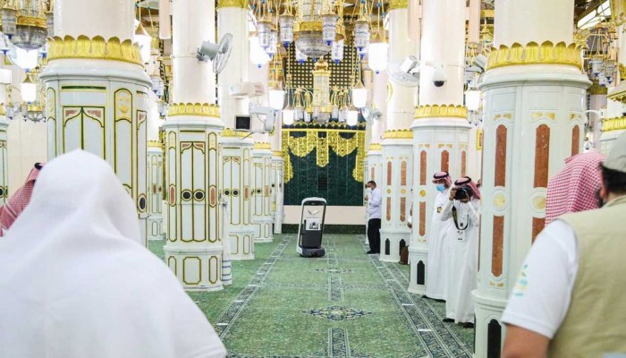 السعودية تفتح الروضة النبوية للمصلين بعد شهور من الإغلاق