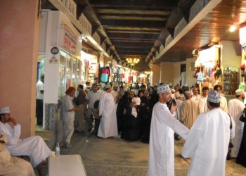 سلطنة عمان تفقد 41 ألفا من الوافدين في شهر.. وعدد السكان يتراجع 5%