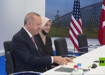 فاطمة أبو شنب.. محجبة تركية تتصدر المشهد بجوار أردوغان في بروكسل
