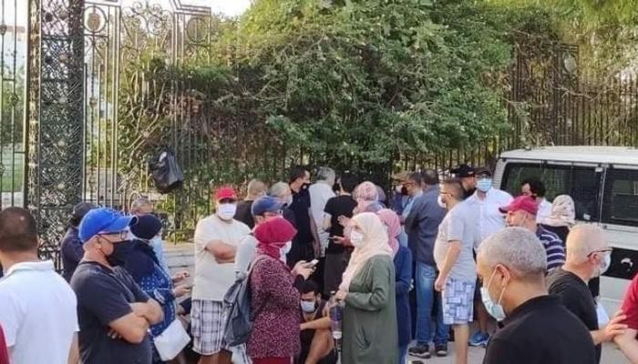 تونس.. أنصار النهضة ورافضو قرارات قيس سعيد ينسحبون من أمام البرلمان