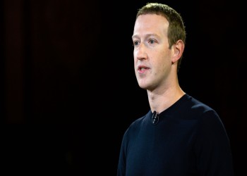 الإيكونوميست: فيسبوك دخل في حفرة كبيرة.. ومشكلته هو زوكربيرج نفسه