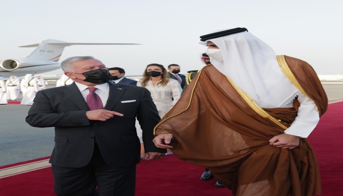 أمير قطر يستقبل العاهل الأردني بمطار الدوحة