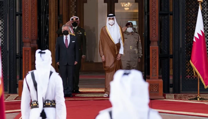 أمير قطر بصحبة ملك الأردن في أحد مطاعم الدوحة (فيديو)