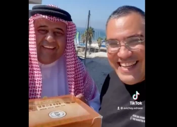 مطبع بحريني يهدي أفيخاي أدرعي حلوى.. وناشطون غاضبون