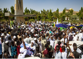 لليوم الثاني.. سودانيون يواصلون اعتصامهم المفتوح للمطالبة بحل الحكومة