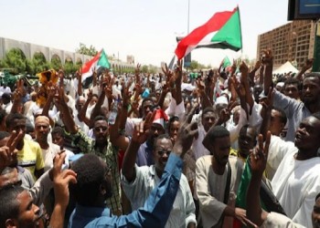 الأمة السوداني يتهم المعتصمين بالارتماء في أحضان الجيش.. واجتماع طارئ للحكومة