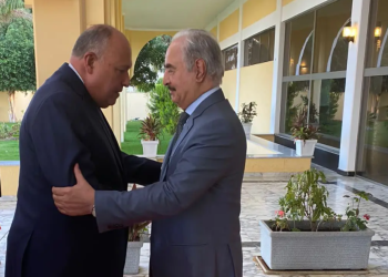 أول دبلوماسي يكسر عزلته.. وزير خارجية مصر يلتقي حفتر في بنغازي