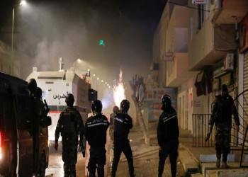الأمن التونسي يستخدم الغاز المسيل للدموع لتفريق محتجين في صفاقس