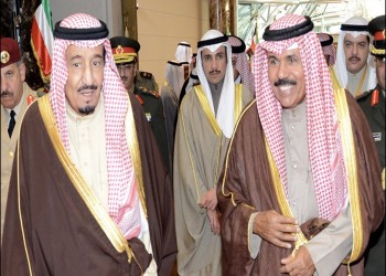 العاهل السعودي يطمئن على صحة أمير الكويت