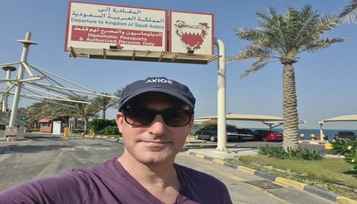 من البحرين.. صحفي إسرائيلي يتباهى بصورة أمام حدود السعودية