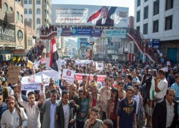 اليمن: انهيار اقتصادي وانفجار غضب تعز وهادي يستنجد بالسعودية