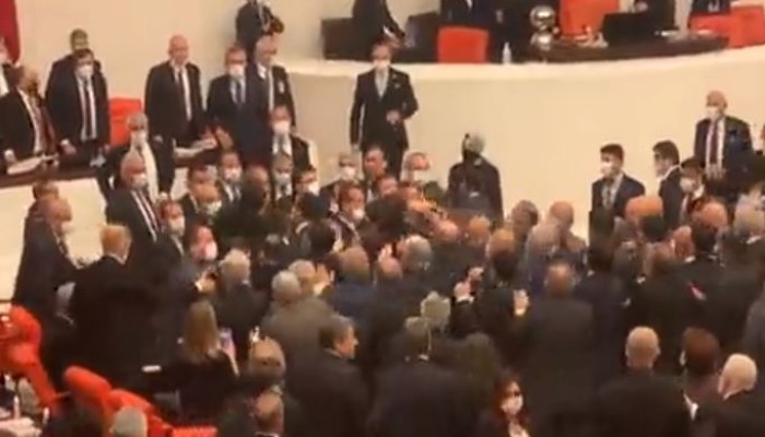 بحضور وزير الداخلية.. شجار عنيف بالأيدي بين أعضاء البرلمان التركي