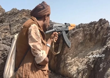 بعد مواجهات مع الجيش اليمني.. الحوثيون يسيطرون على مواقع ببلدة حدودية مع السعودية