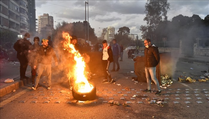 احتجاجات في بيروت رفضا لإعلان الحريري تعليق نشاطه السياسي