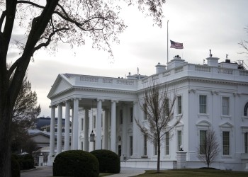 البيت الأبيض يرفض التعليق على محادثات ماكرون وبن سلمان حول النفط