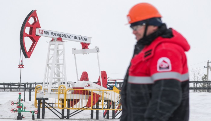 العقوبات تصيب تجارة النفط الروسي بالشلل بعد ارتفاع الإنتاج في فبراير