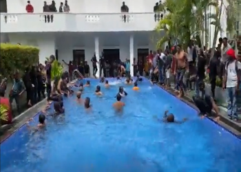 بعد اقتحام مقر إقامته.. محتجون يستمتعون في مسبح الرئيس السريلانكي الخاص (فيديو)
