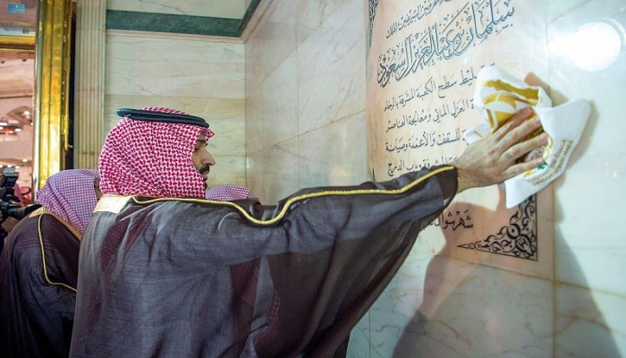 ولي العهد السعودي ينوب عن الملك سلمان في غسل الكعبة المشرفة (فيديو)