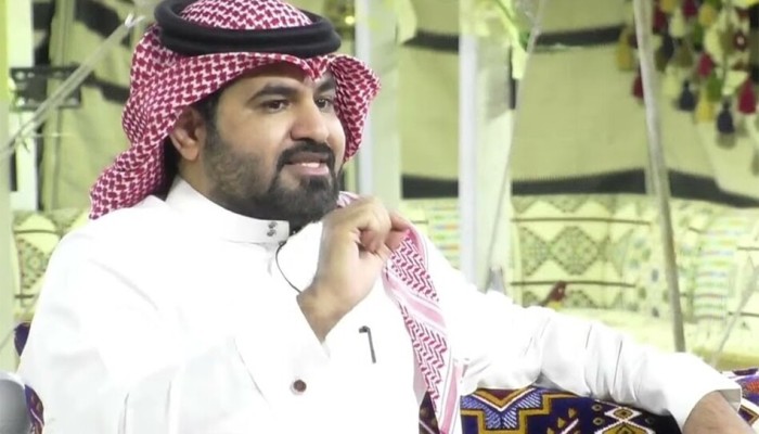 إعلامي سعودي يقطع البث على مواطن بسبب ملابسه ويثير جدلا