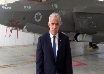 من أمام إف-35.. يائير لبيد يحذر إيران من الاستمرار في "اختبار" إسرائيل