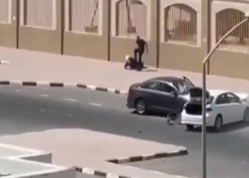 كويتي يضرب زوجته أمام المارة.. والسلطات توقفه (فيديو)