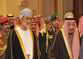 الملك سلمان يدعو سلطان عُمان إلى زيارة السعودية