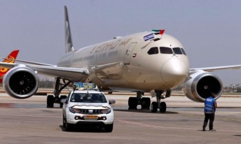 شركتا طيران إماراتيان تعلقان رحلاتهما إلى إسرائيل