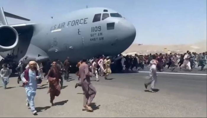 بعد التفجيرات الدامية.. استئناف رحلات الإجلاء من مطار كابل