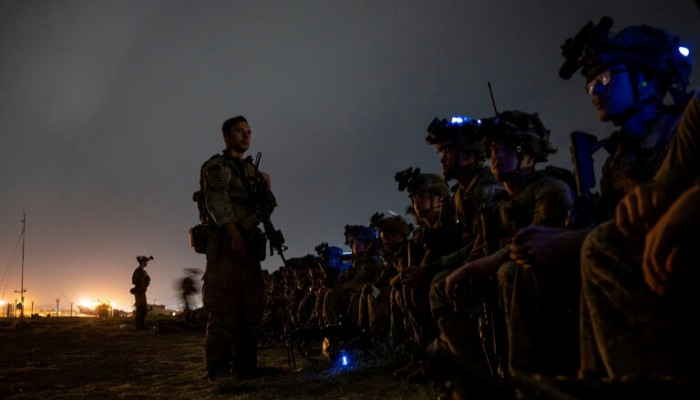 عسكريون أمريكيون يعطلون معدات عسكرية قبل الانسحاب من أفغانستان
