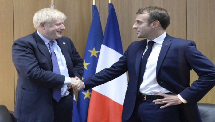 "أزمة الغواصات".. جونسون يهاتف ماكرون ويؤكد رغبة بريطانيا في علاقات قوية مع فرنسا