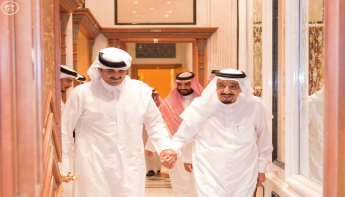 العاهل السعودي يتلقى رسالة من أمير قطر