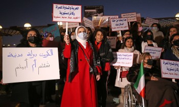 منع اليوجا يثير غضب الكويتيات ويدفعهن للاحتجاج في ساحة الإرادة