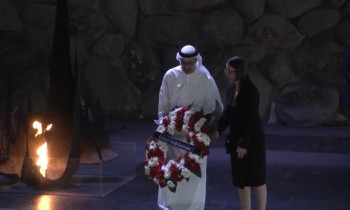 وزير خارجية الإمارات يزور متحف الهولوكست بالقدس ولابيد يهديه أسفارا توراتية