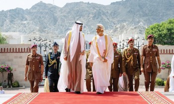 تقرير يكشف تفاصيل لقاء إماراتي حوثي في عمان.. لماذا غضبت السعودية؟