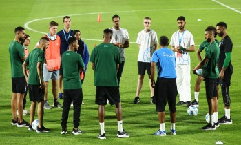 المنتخب السعودي يبعد عن ضجيج الدوحة في التدريبات