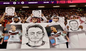 ردا على لقطة التكميم.. جماهير قطر تذكر ألمانيا بعنصريتها ضد أوزيل (صور وفيديو)