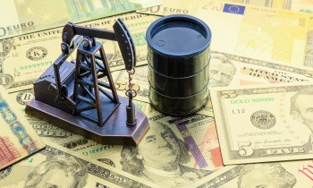 النفط يتراجع مع صعود الدولار وتخفيف قيود كورونا بالصين
