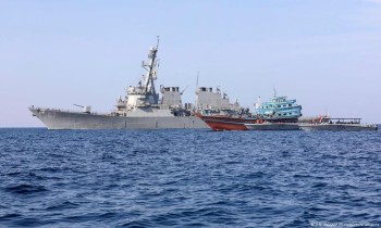 على متنها ذخيرة.. البحرية الأمريكية تعترض سفينة في طريقها إلى اليمن