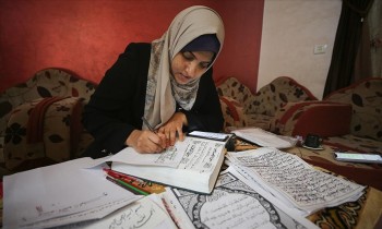 فداء عبيد.. أول فلسطينية في غزة تنسخ القرآن الكريم بالرسم الكوفي