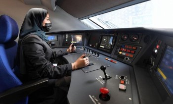 32 امرأة يباشرن قيادة قطار الحرمين السريع في السعودية لأول مرة (فيديو)