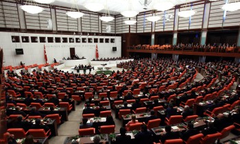 زلزال تركيا.. بيان مشترك نادر لكتل البرلمان: نقف إلى جانب الشعب وفي خدمتهم